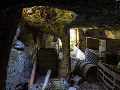 Questo per� pare una vera e propria discarica, tra antiche botti, un frigorifero, ferraglia e boccioni di vetro. L�ambiente, sorretto da una colonna centrale scavata nella pietra, rappresentava una vecchia abitazione rurale...